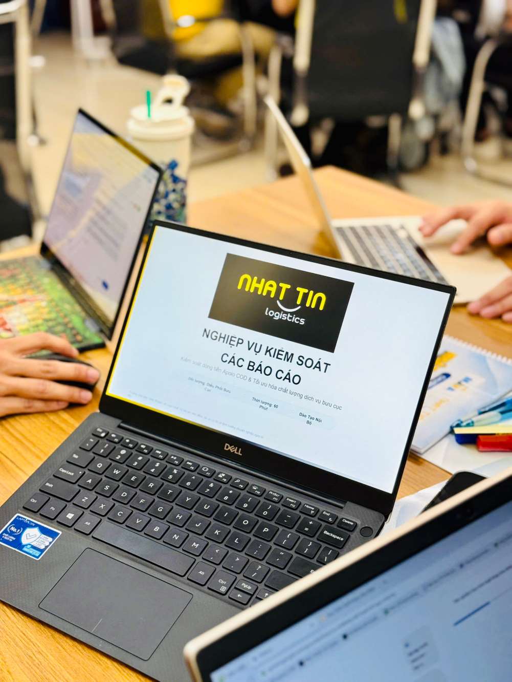 Học viên thực hành đóng gói tài liệu đào tạo trên laptop
