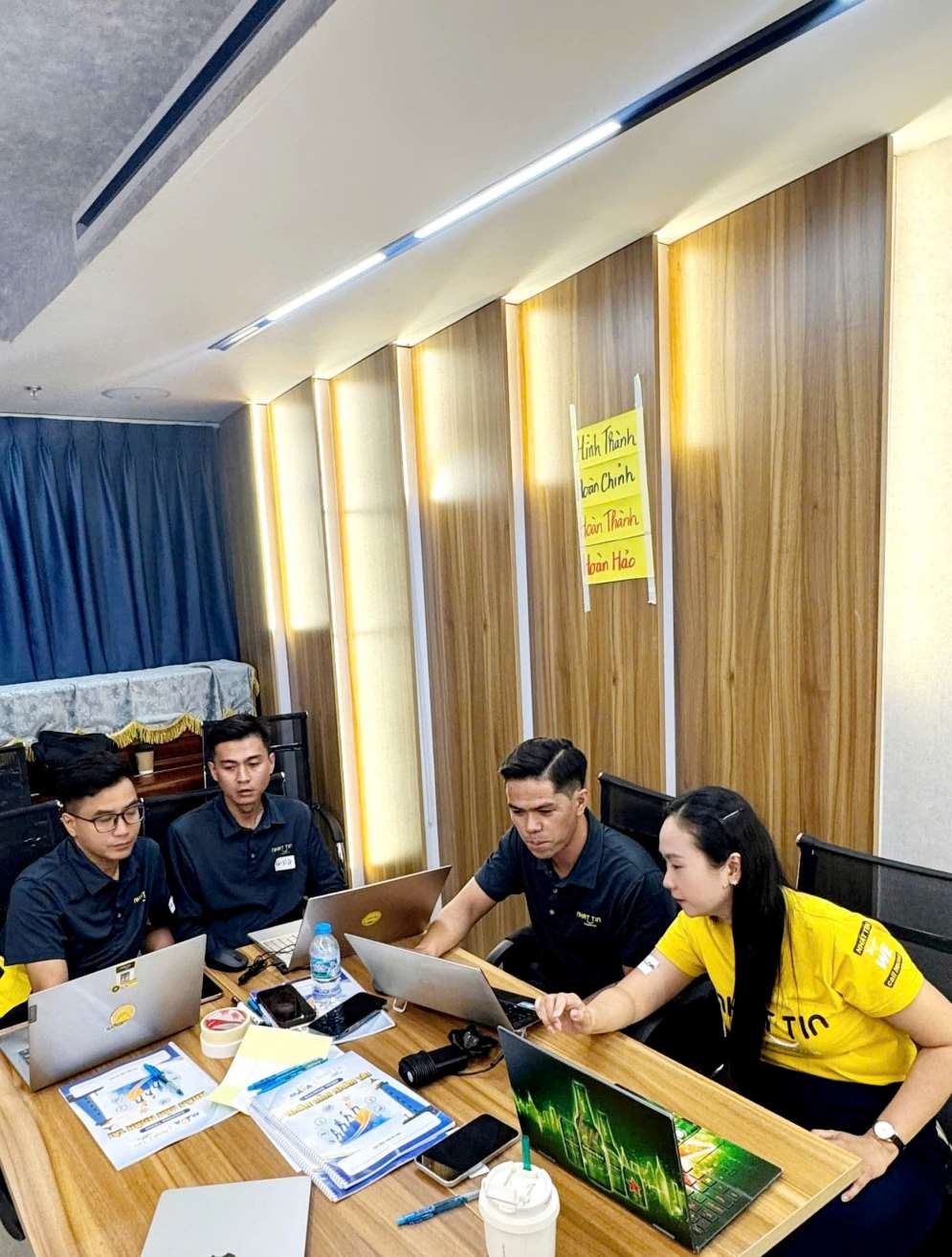 Nhóm học viên thảo luận trực tiếp cùng giảng viên