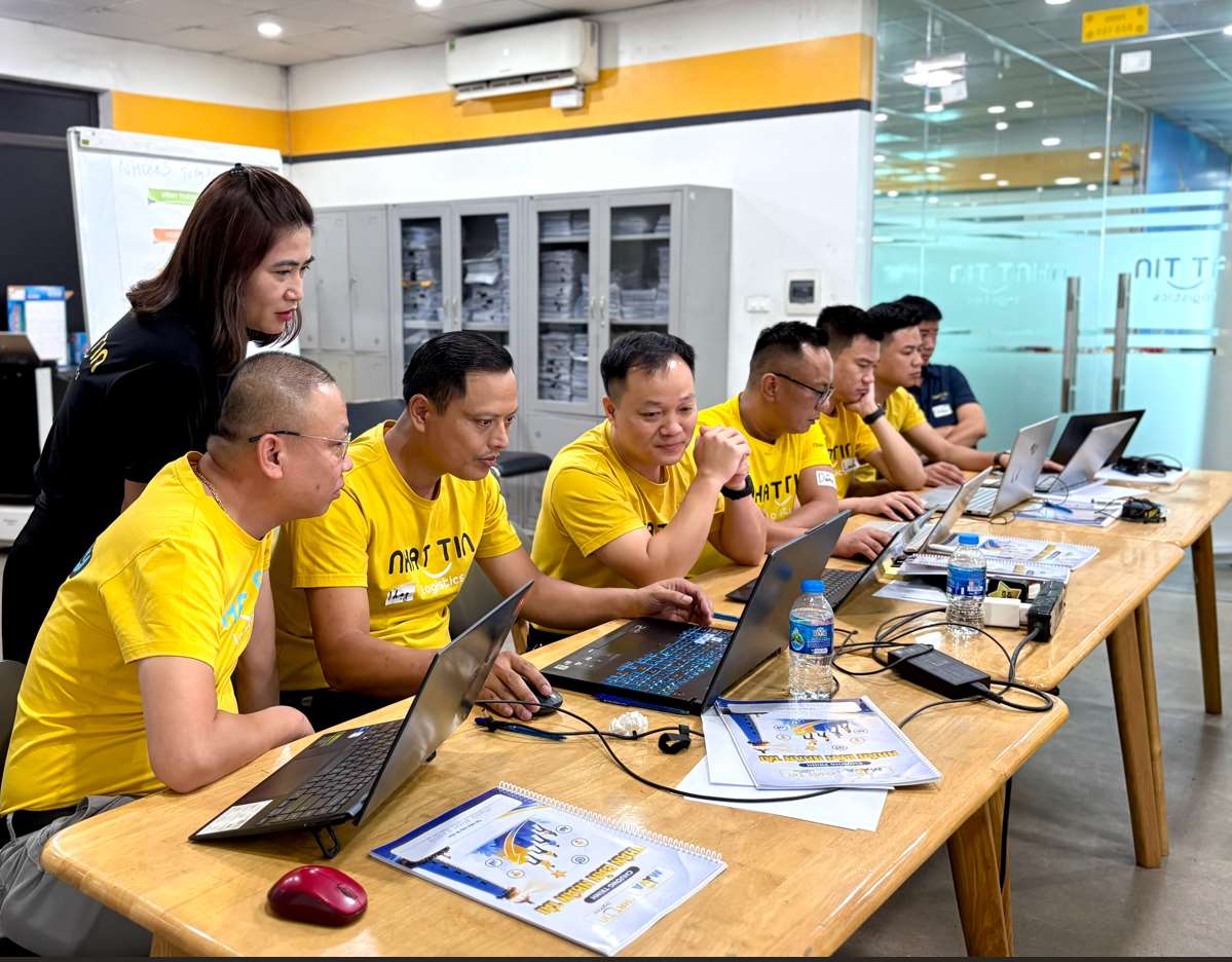 Đội ngũ học viên thực hành đóng gói tri thức cùng giảng viên MAVA